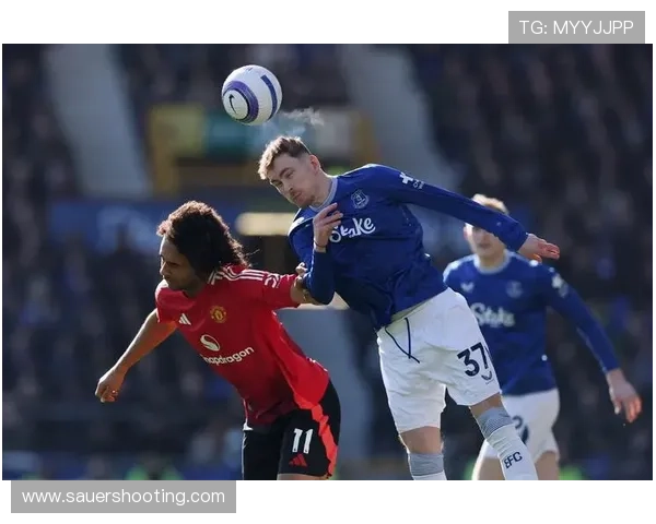 曼联中场断球后攻防转换失控,防守体系稳定性面临考验 曼联中场断球后攻防转换失控,防守体系稳定性面临考验